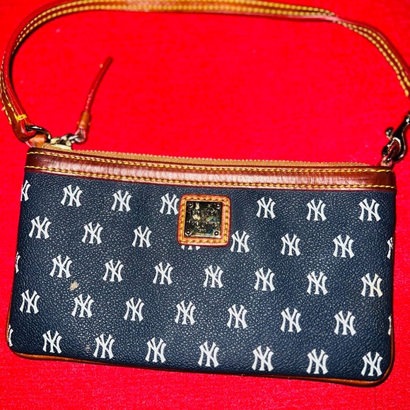 NWOTS*** NY YANKEES WRISTLET - Picture 1 of 4